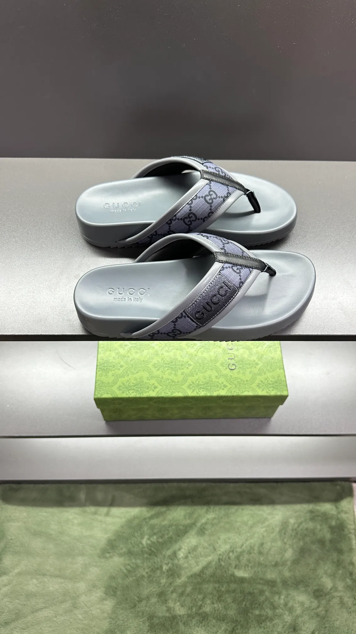 [G Family Couple Style] P: 300💰Female size 36~40 Men's size 39~45, (46. Custom-made Unisex GG slippers This slipper is made of GG polyester fiber and is decorated with a Gucci label on the front, adding a striking logo feel to the style. Beige GG recycled polyester fiber Unisex leather trim "Gucci Made in Italy" embroidered label Rubber sole Flat Made in Italy
